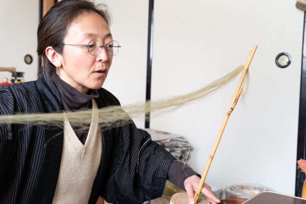 からむしの繊維を持つ山内えり子さん