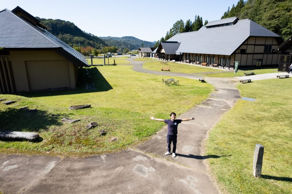 道の駅からむし織の里しょうわで手を広げる福島県昭和村の郷田優介さん