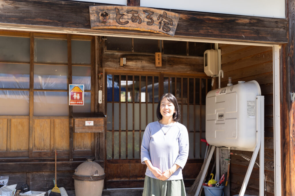 「家の蛇口から湧き水が出る幸せ」古民家でゲストハウスを営む移住者・菅家麻弓さん