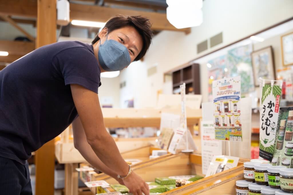 道の駅からむし織の里しょうわで商品を整える福島県昭和村の郷田優介さん