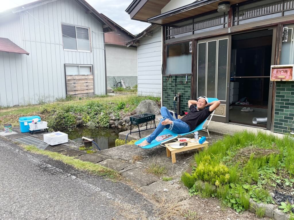 自宅前でバーベキューを楽しむ福島県昭和村の郷田優介さん