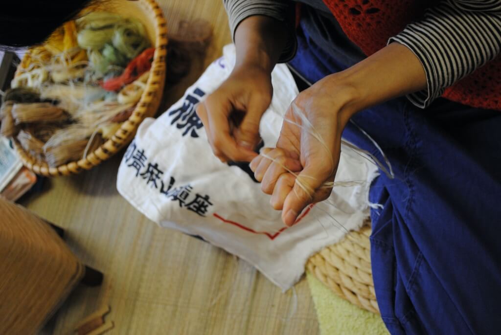 菅家麻弓さんがオーナーの「とある宿」で行っている「からむしの糸作り体験」
